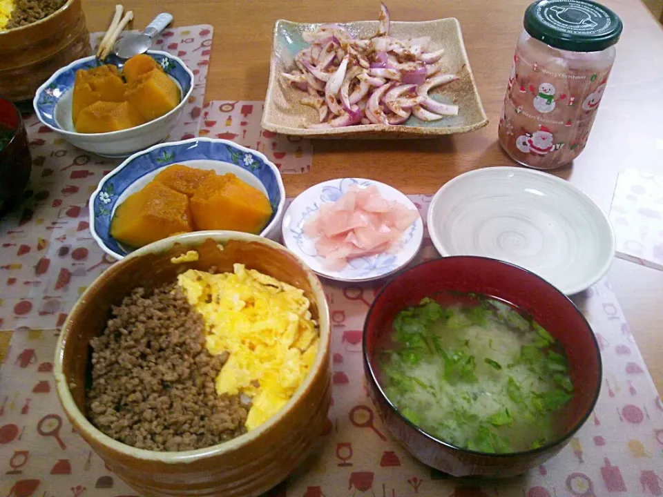 ６月２3日  そぼろどんぶり かぼちゃの煮物 玉ねぎサラダ 大根と海苔のお味噌汁|いもこ。さん