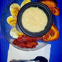 cheese grits, bacon, boiled eggs, toast.|Bush Manさん