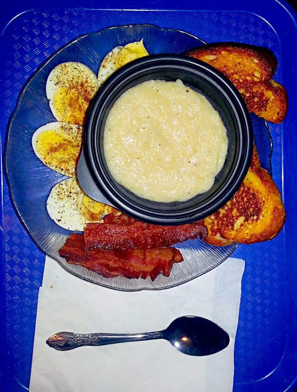 cheese grits, bacon, boiled eggs, toast.|Bush Manさん