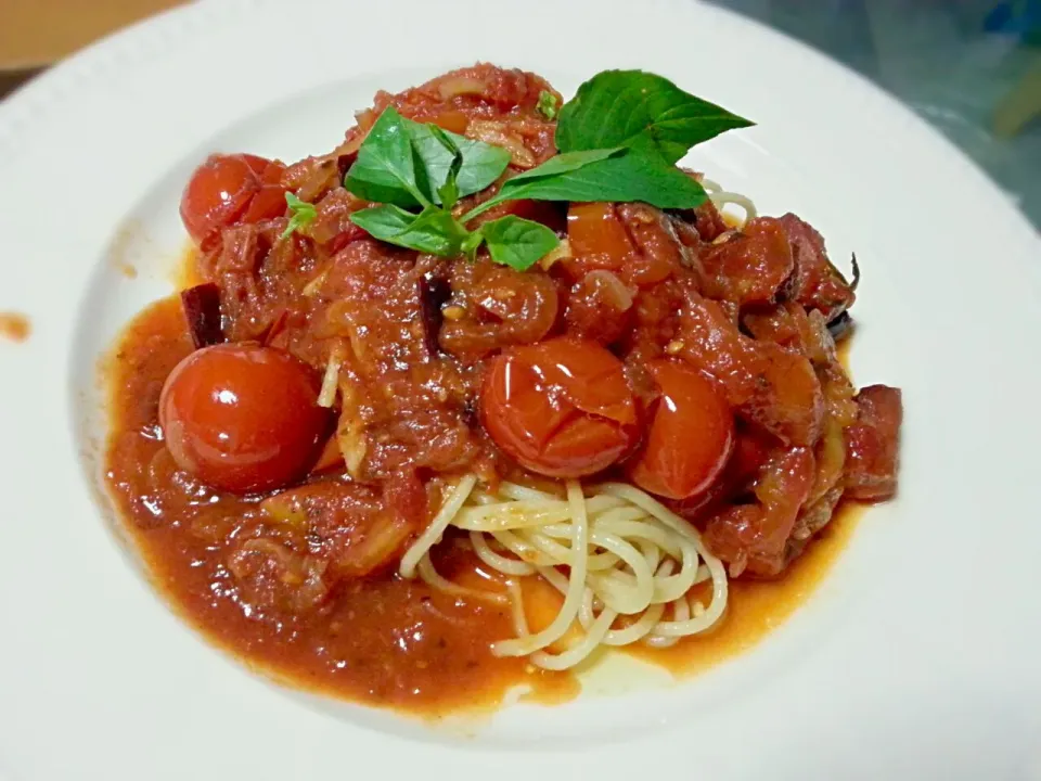 My most favorite,  made this hot and healthy spaghetti sauce from fresh cherry tomato and chopped thai-basil #Vegan #Pasta #Healthy #Special Diets #Dietary|nwlimmさん