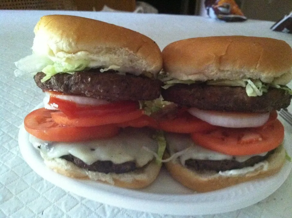 Provolone cheese burgers|robb revereさん