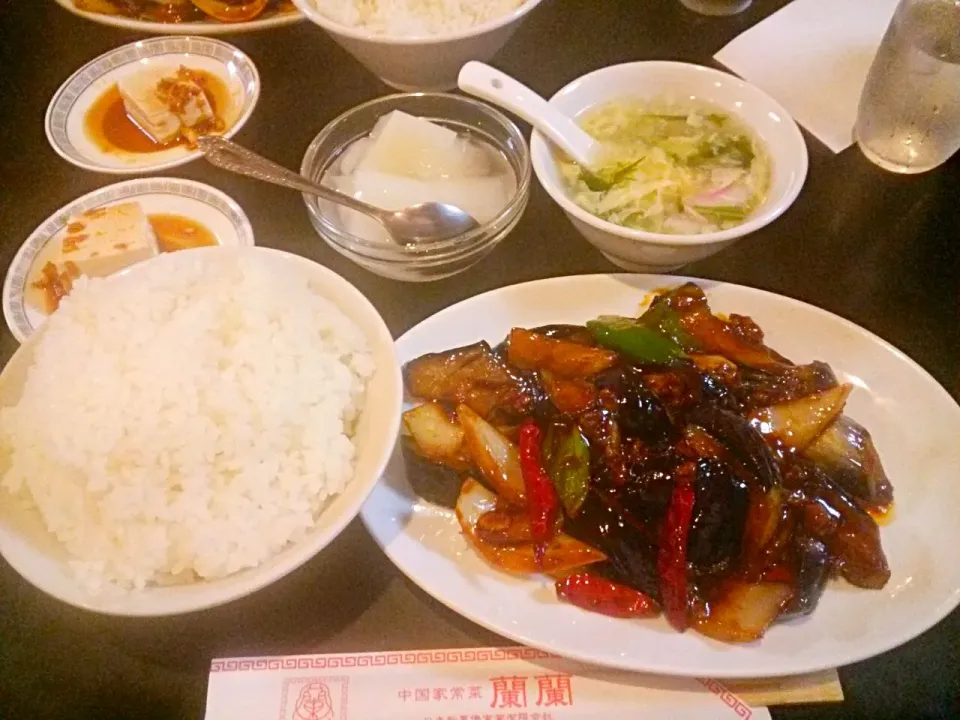 中国家常菜 蘭蘭の麻婆茄子定食、800円。
ご飯とスープと杏仁豆腐が、お代わり自由の中華料理店です。
ちょっと辛い麻婆茄子で、汗が吹き出しましたよ。
ハンドタオルが必要な地下の店です。
換気が良くないので、煙草の煙が苦手な僕は苦痛でした…
（  ＴДＴ）|東京ライオンズさん