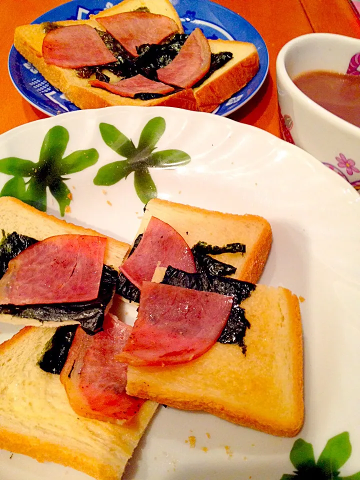 焼いたハムと海苔をのせて、🍞簡単トーストの朝ごはん、☕️ココアオレはホットミルクで入れて😋|ch＊K*∀o(^^*)♪さん