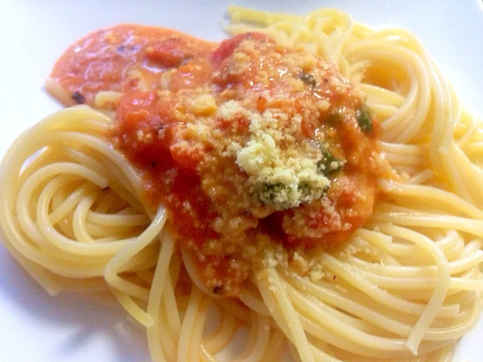 カマンベールチーズの トマトとバジルのピリ辛パスタ作りました❤️|ひろ🎀さん