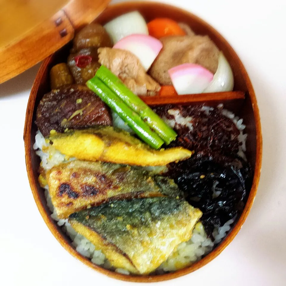 Snapdishの料理写真:パパっとまぶして焼いただけさばのカレー風味焼き弁当|AKIKOさん