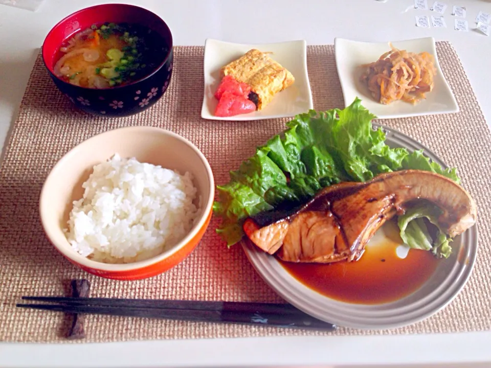 鰤の照焼き ほうれん草だし巻き 明太子 切干大根 ブロッコリー茎の味噌汁|にゃろめさん