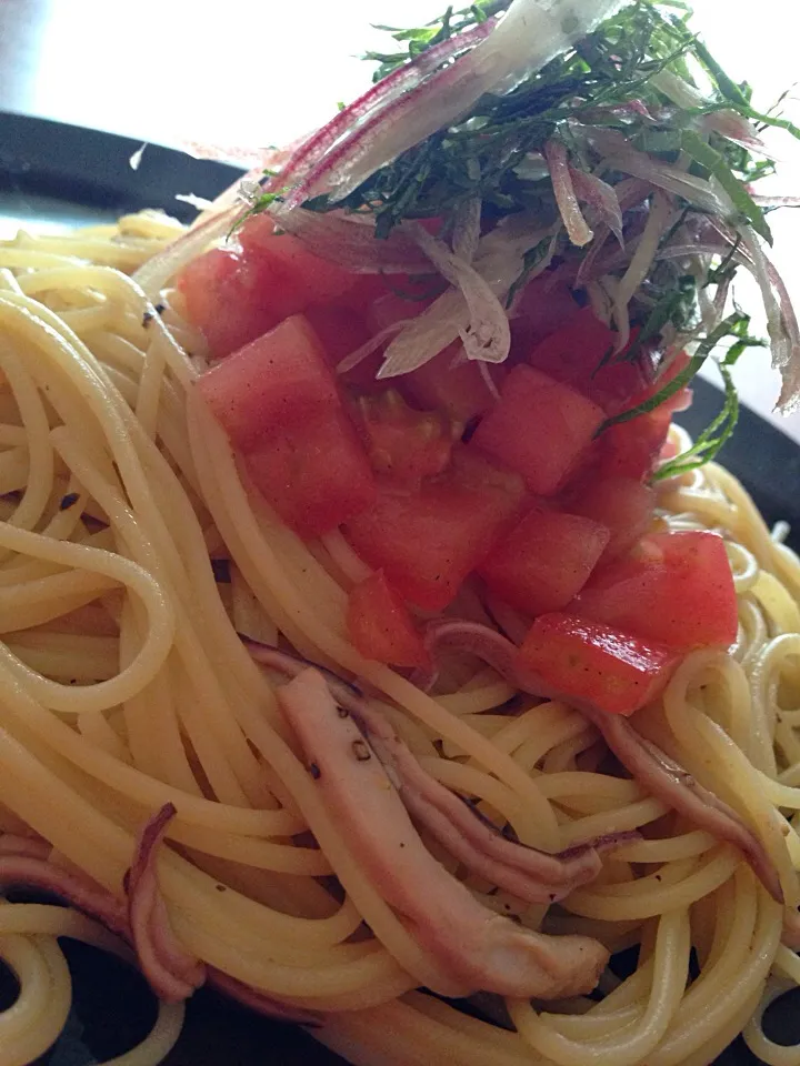 オイルベースの塩辛パスタ。トマトマリネのせました🍴|アイさん