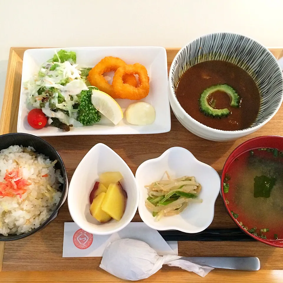 Snapdishの料理写真:キッチンおひとつや  本日の減塩ランチ ゴーヤカレー|kkkyokoさん