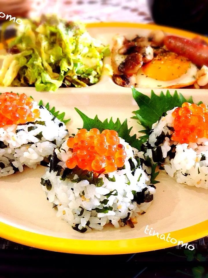 Snapdishの料理写真:ワカメ混ぜご飯、イクラ乗せ！|Tina Tomoko😋さん