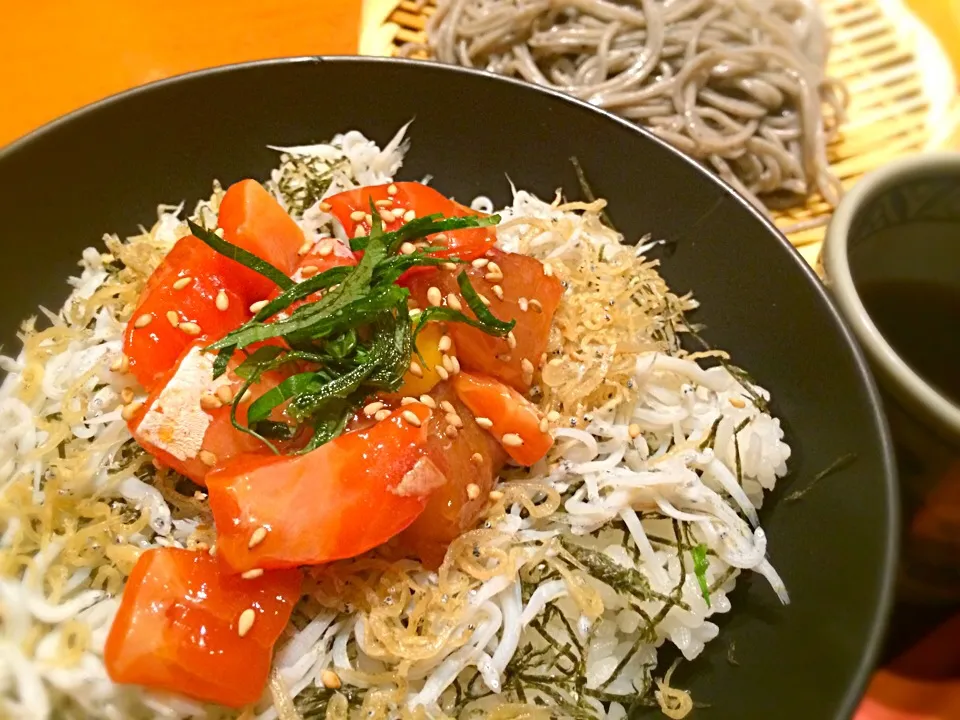 Snapdishの料理写真:二色じゃこと漬け丼、冷たいお蕎麦のセット|リフルシャッフルさん