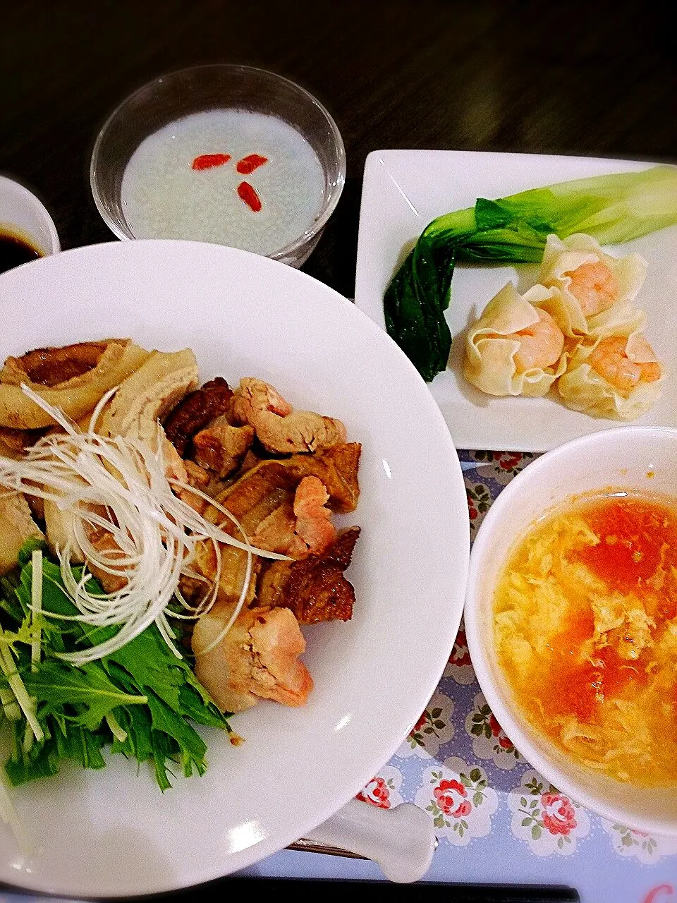 黒烏龍茶で煮た豚バラチャーシュー丼
＆中華トマトスープ|manaさん