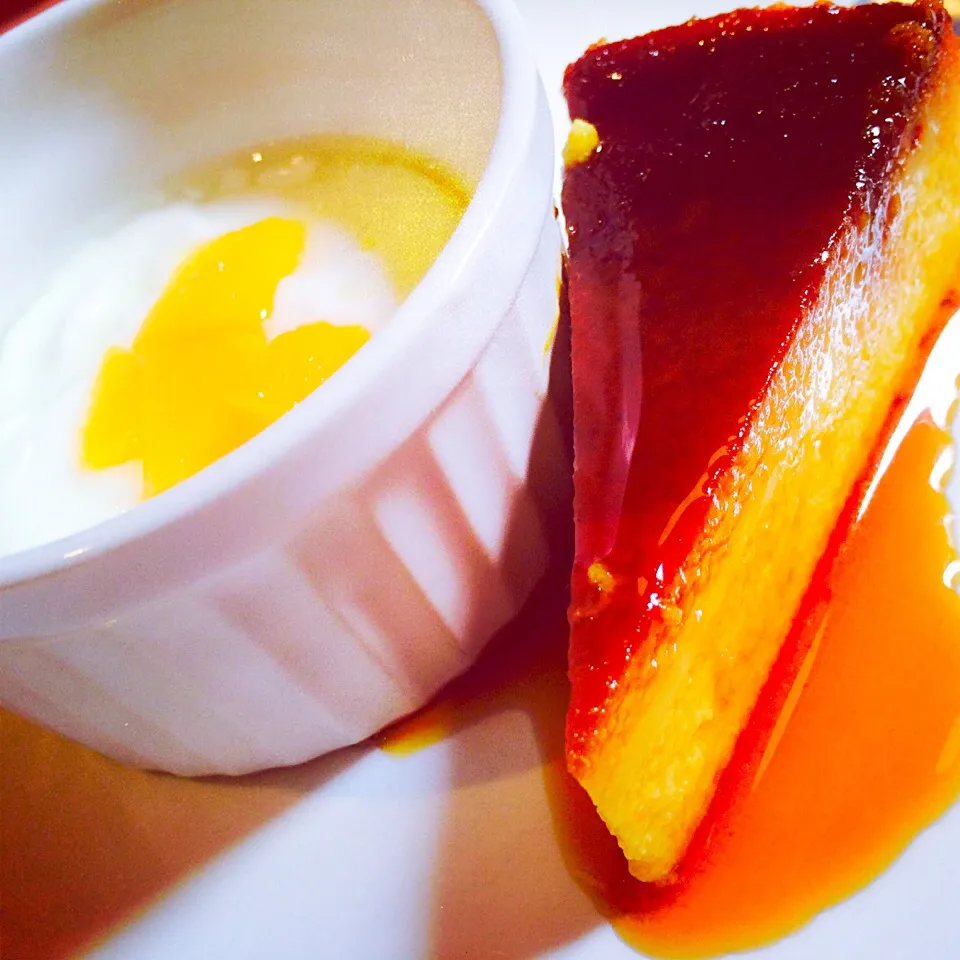 Cheesecake with Caramel poured over it. Served with fruit yoghurt.|HashPatotiさん