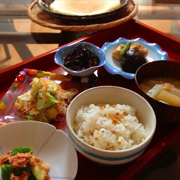 こんばんはヽ(≧▽≦)ﾉ火曜日の晩御飯。鶏そぼろごはん。大根のお味噌汁。たたき胡瓜とツナの豆板醤和え。大根、人参、胡瓜と生姜のサラダ風三五八漬け。刻みあらめと油揚げの煮物。がんもとドンコの煮物。デザートは、大きなパンケーキ。お疲れ様でした。|Kumi_loveさん