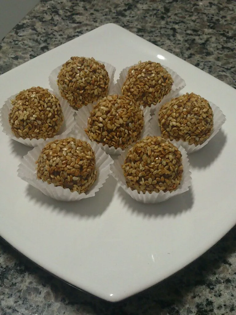 Brigadeiro de noz-pecã com gergelim|Daniela Cunhaさん