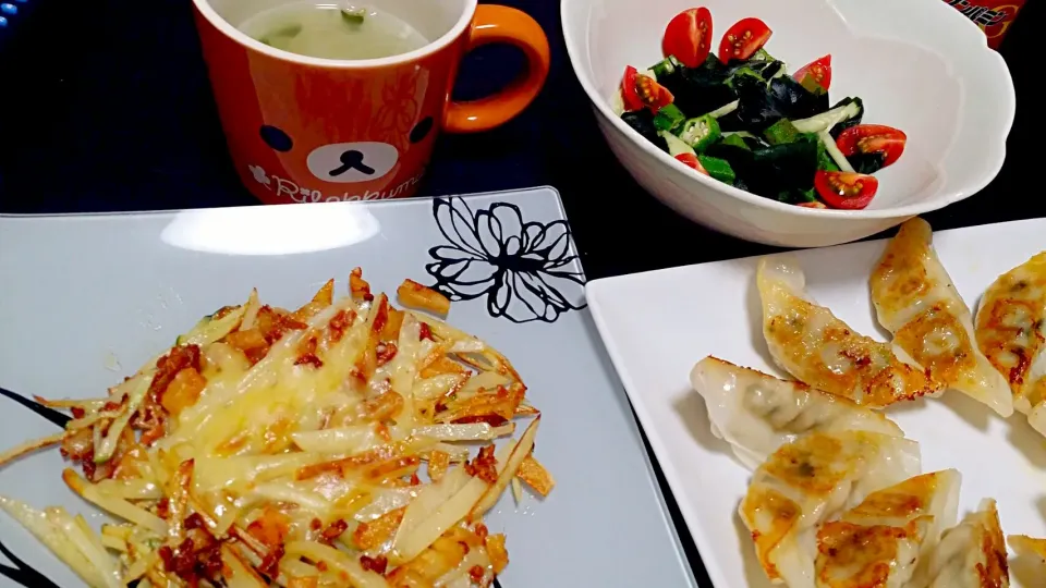 オクラサラダ♡春雨スープ♡餃子♡昨日のマクドの残りポテトも入れて、ポテトチーズベーコン♡|みーさん