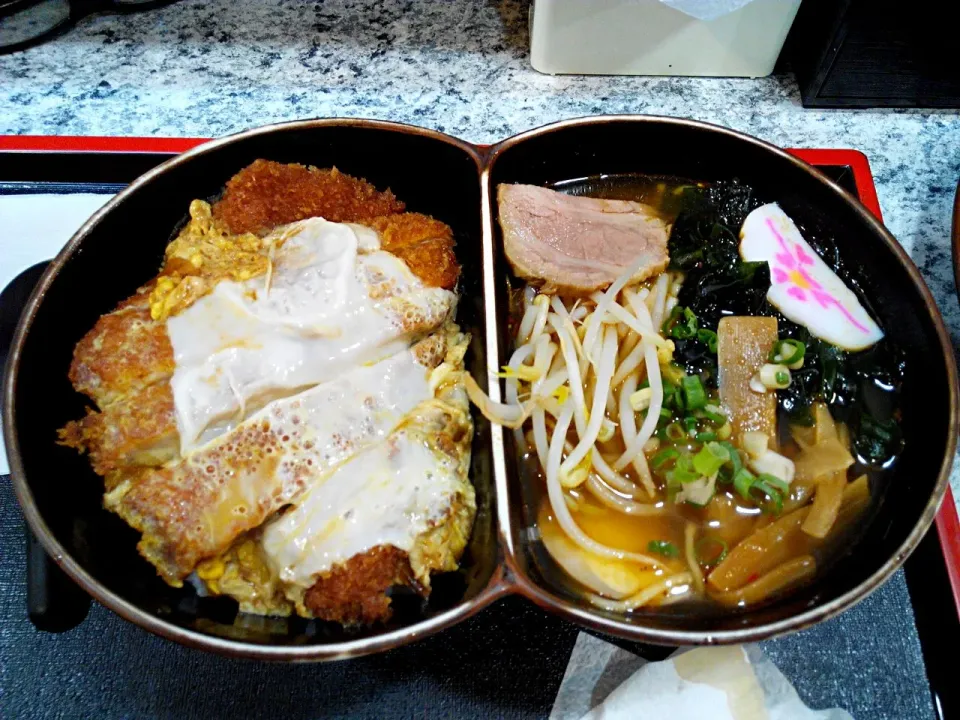 二子山 豬排丼飯+地獄拉麵|姚吱吱さん