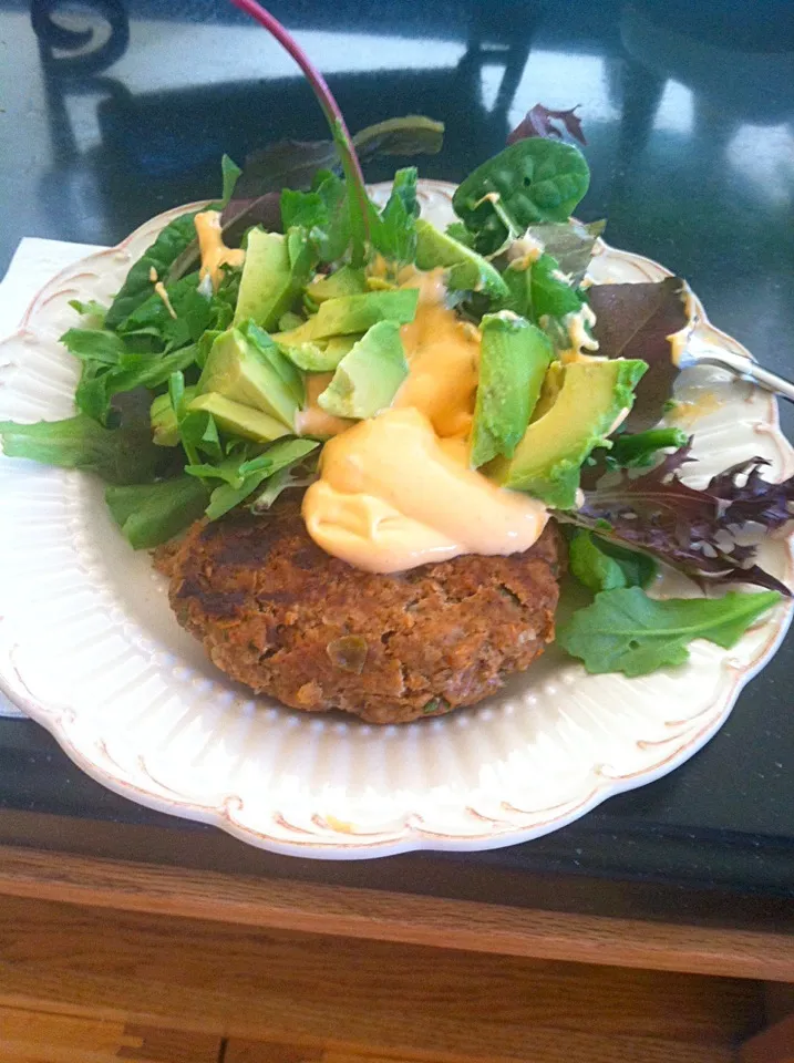 Snapdishの料理写真:Chipotle Turkey Burger with Mixed Greens and Siracha Mayo|K Goodnessさん