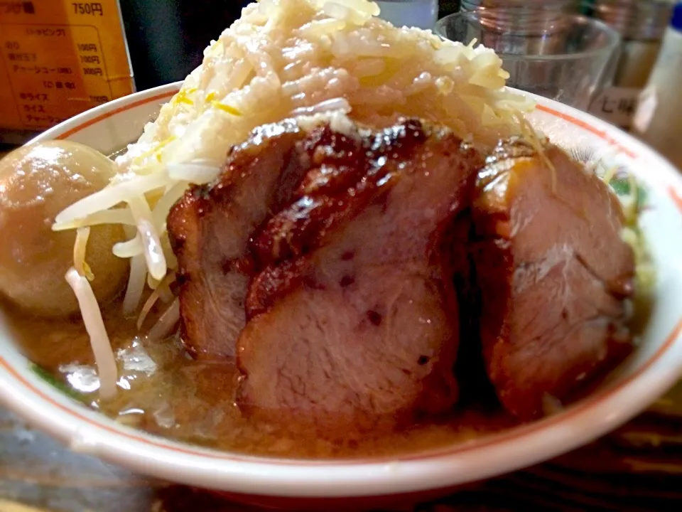 特偽郎ラーメン  ニンニク少なめ、脂マシ@ポークヌードル内藤|かっちっさん