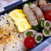 Snapdishの料理写真:ピーマンの肉巻き、鮪の甘煮、玉子焼き、ウインナー|mintさん