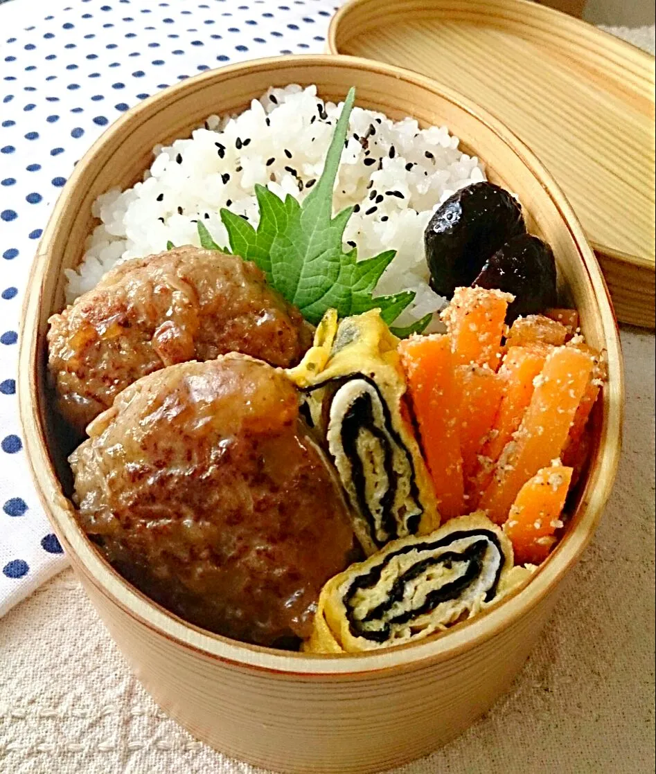 えのきばーぐ弁当 今日の夫弁当は
栗原はるみさんのえのきばーぐ、ニンジンの胡麻和え、海苔巻き玉子焼き、椎茸の佃煮でした。|とだともさん