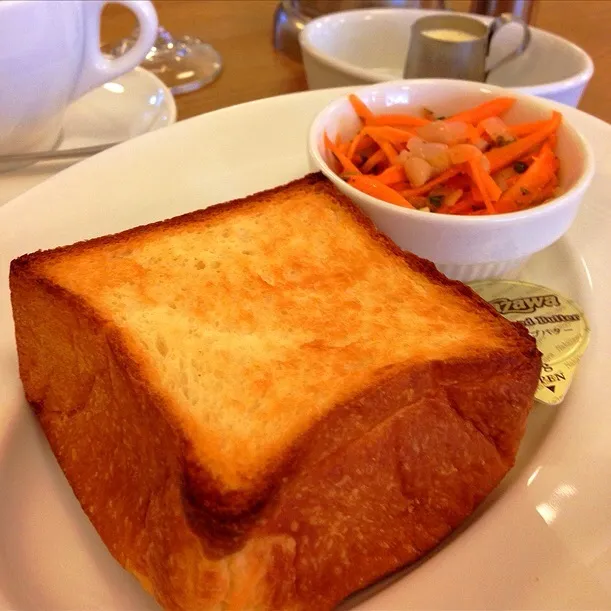 Snapdishの料理写真:パンと エスプレッソと🍞のモーニング、トーストセット。バターが、これでもか！！と、たっぷりの食パンムーの厚切りをアツアツふかふかにリベイクしてくれます。にんじん、お豆のマリネサラダ、ドリンクの500円セット。|Kumi_loveさん