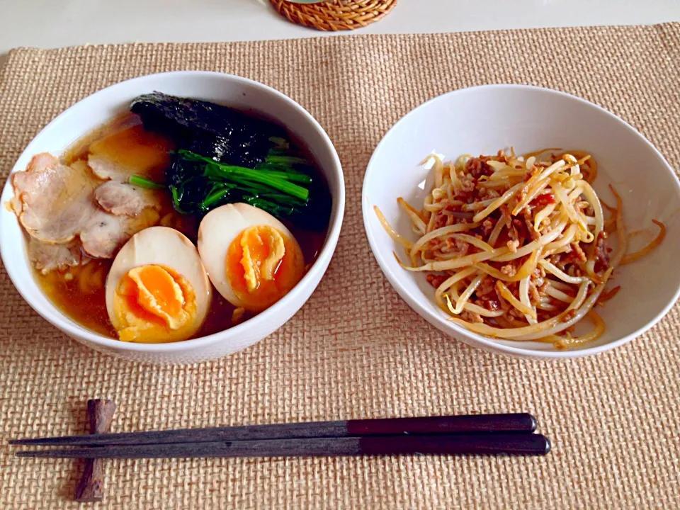 Snapdishの料理写真:チャーシュー茹で汁de煮干醤油ラーメン もやしの肉味噌炒め|にゃろめさん