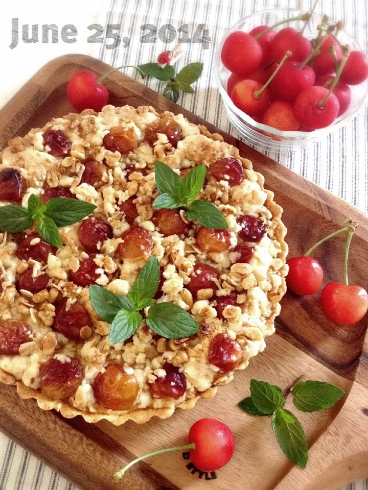 Snapdishの料理写真:さくらんぼのクランブルタルト🍒|ひみえさん