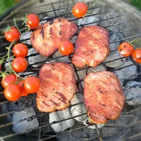 Snapdishの料理写真:Bbq'd thick cut bacon and cherry tomatoes on the vine|Fe's kitchenさん