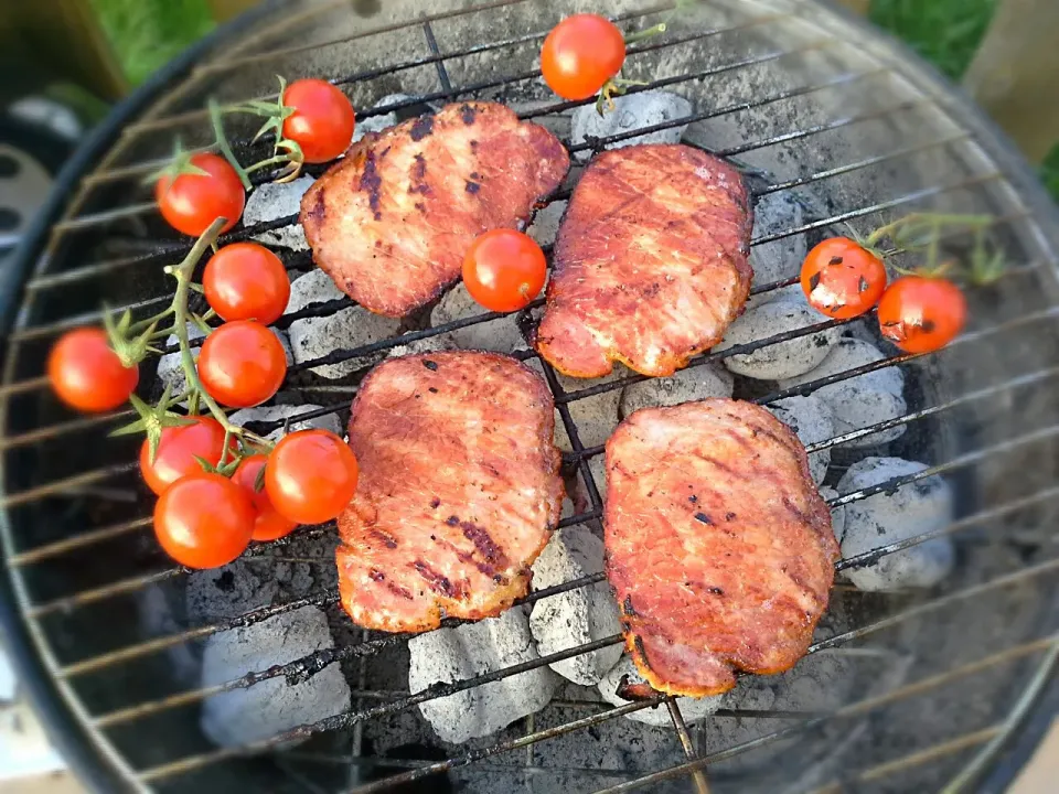 Bbq'd thick cut bacon and cherry tomatoes on the vine|Fe's kitchenさん