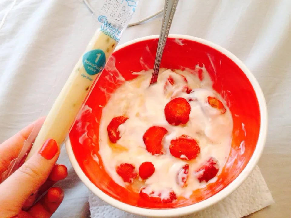 Chobani plain greek yogurt with strawberries and honey + a jalapeño string cheese 🍓|Marianaさん