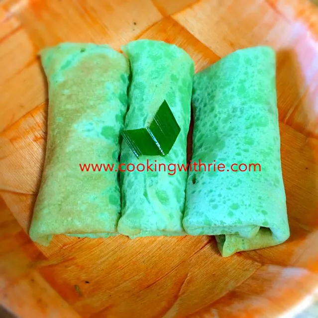 Dadar Gulung / Pandanus pancake rolls filled with sweet coconut shredded|rie simsさん