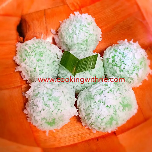 Klepon / sweet rice balls with coconut flakes filling with Palm sugar|rie simsさん