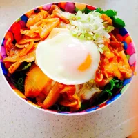 Snapdishの料理写真:お昼にぱぱっと豚キムチ丼♪|りのさん