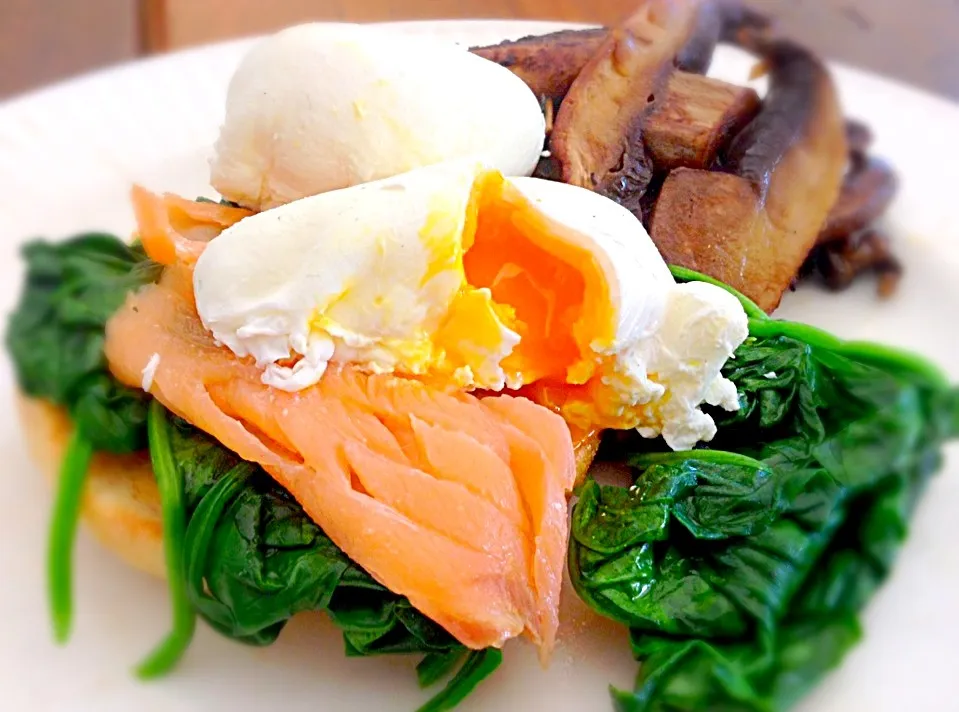 Poached eggs salmon spinach and mushrooms|woodfiredさん