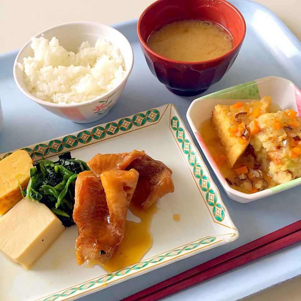 赤魚煮付け、枝豆と豆腐のふんわり天、ライス(小)、味噌汁(うすあげ、大根、しめじ)|maixx ใหม่さん