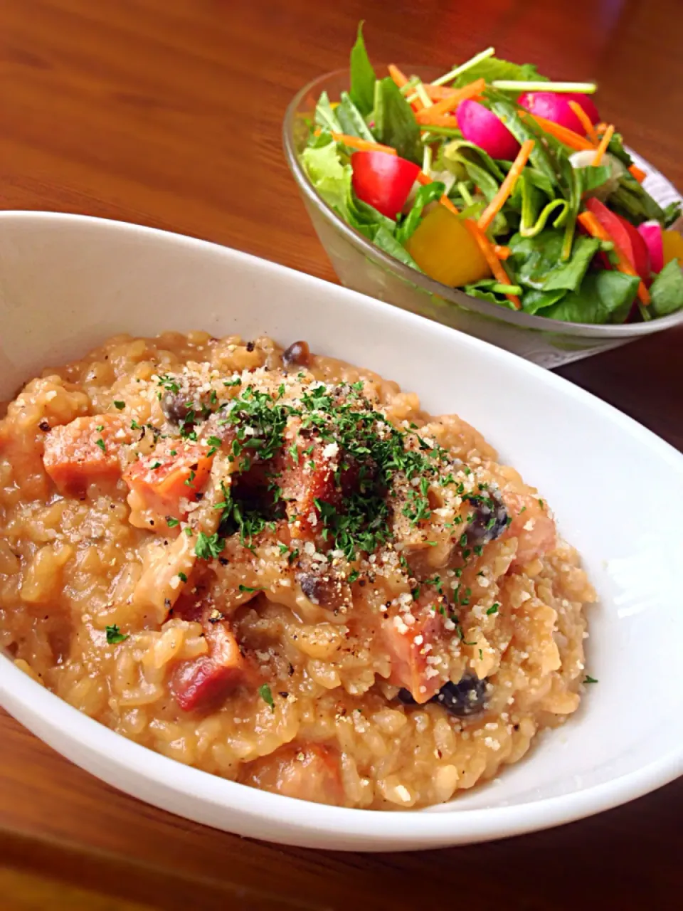 ⭐️飴色玉ねぎとベーコンのリゾット ⭐️野菜サラダ フレンチドレッシング|よっちぃさん