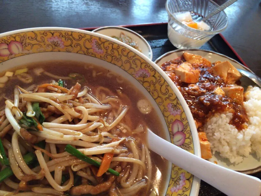 【日替定食】豚肉細切りラーメンと小麻婆豆腐丼を頂きました。|momongatomoさん