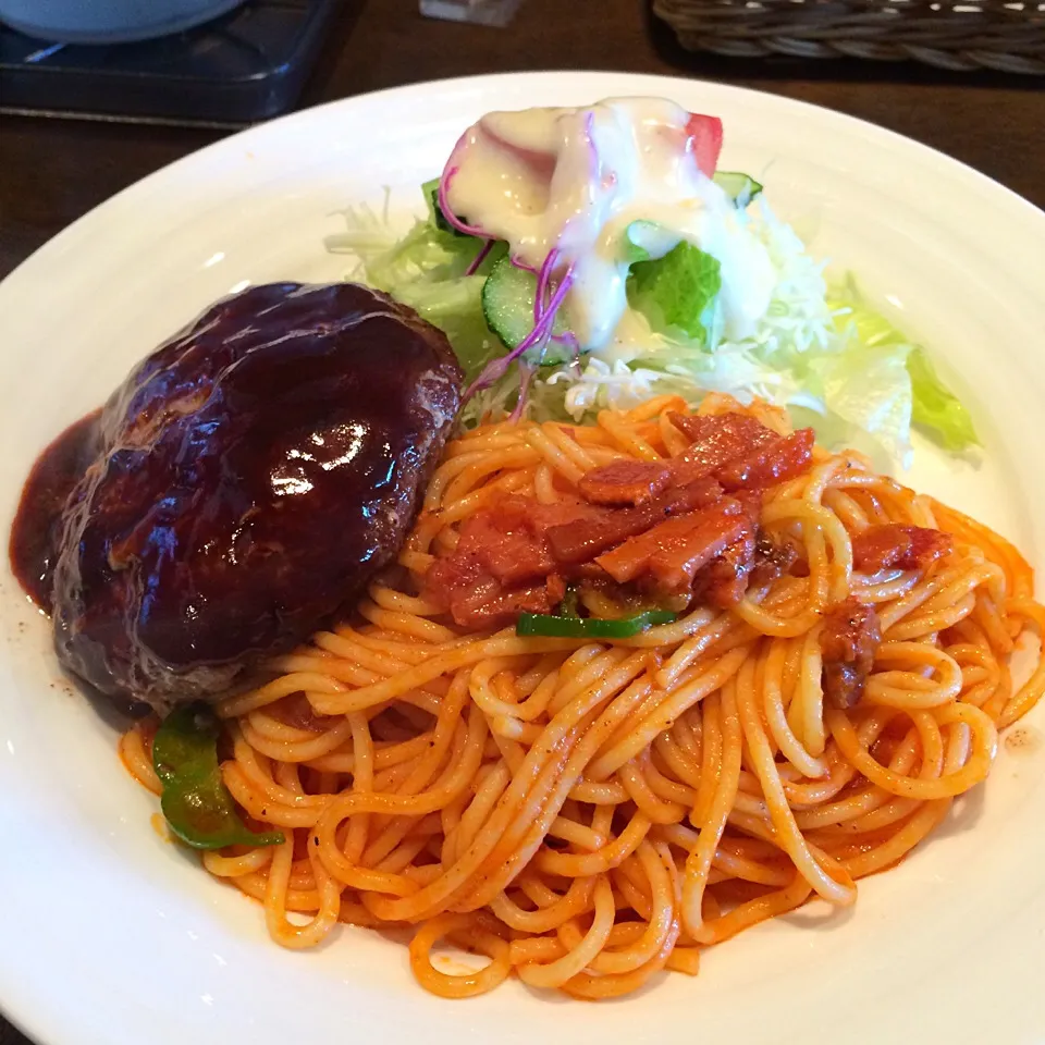 スパゲッティ イタリアンハンバーグ（＾∇＾）
肉汁がじゅー♡

カツカレーと悩んだ（笑）
来週行こうかなー。
そしたら何にしよ〜と悩まずにカツカレー（＾∇＾）
あっ、でも、でも、あれこれ美味しそうでやっぱり悩むね|しーさん