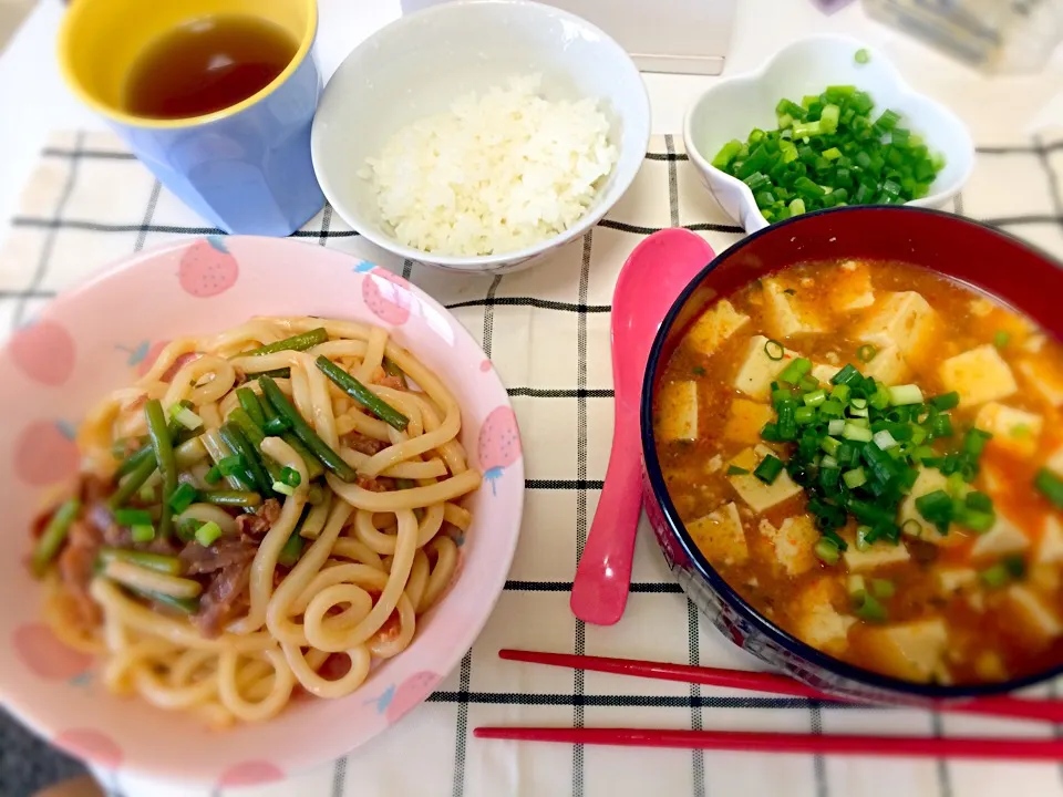 Snapdishの料理写真:麻婆豆腐、豚肉とニンニクの芽入り焼きうどん|ゆうかさん