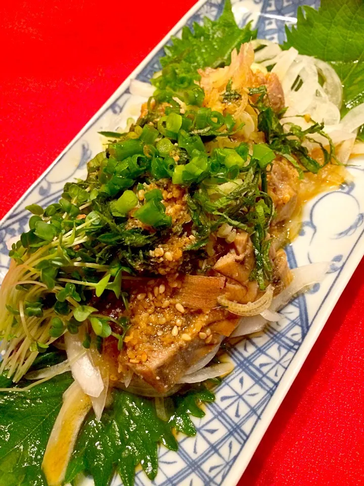 みったんさんの料理 カツオたたきのビールにも合う❤︎白いご飯にも合う❤︎胡麻酢薬味和え〜新玉たっぷり敷いてね♡|まるまさん