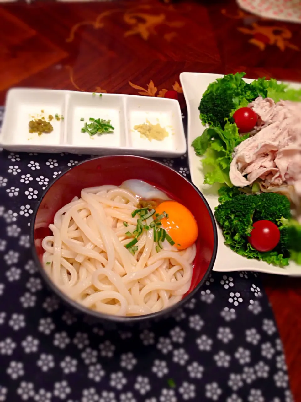 Snapdishの料理写真:豚の冷しゃぶ 温玉うどん|ちゃたままさん