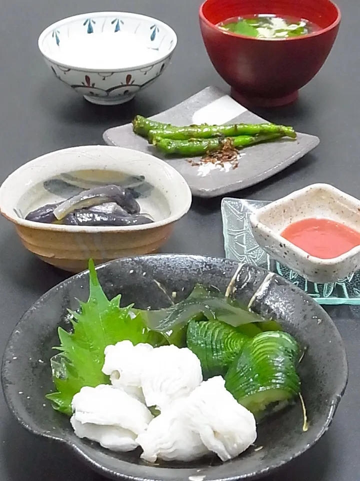 今晩は、鱧くず打ち わかめ 蛇腹胡瓜 梅肉だれ、茄子の芥子酢味噌和え、甘長ピーマンと網エビの炒り煮、かき玉汁、ご飯

関西の夏は鱧料理と共にやって来る、鱧は梅雨の水を飲んで美味くなる、と言いますが、梅雨明けの脂ののった祇園祭りの頃が旬。今日はもうその頃の暑さです。

茄子にはすだちの皮が欲しい所ですが、旬までガマン我慢|akazawa3さん