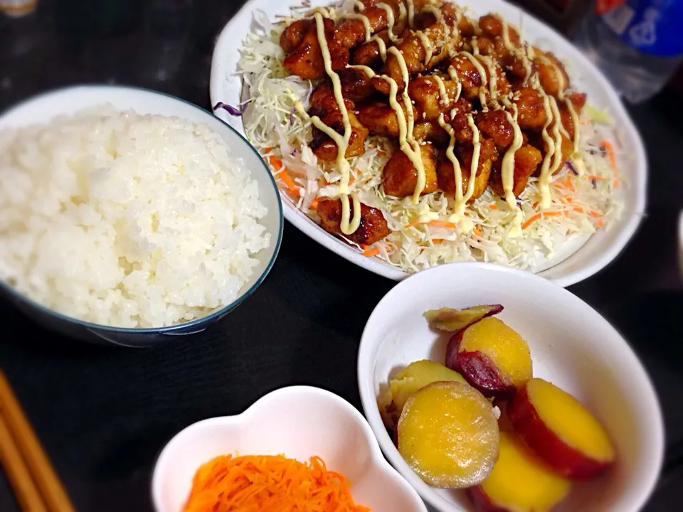 今日の晩ご飯は、鶏むね肉の甘酢炒め煮、さつまいもの甘煮、にんじんの味噌バター炒め。|ゆえさん