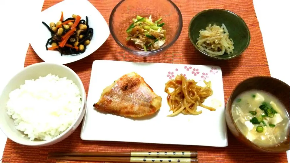 赤魚の西京焼き、ひじきの煮物、もやしナムル、ささみ胡瓜のなめたけ和え、もやし炒め、お味噌汁♡|yuiさん