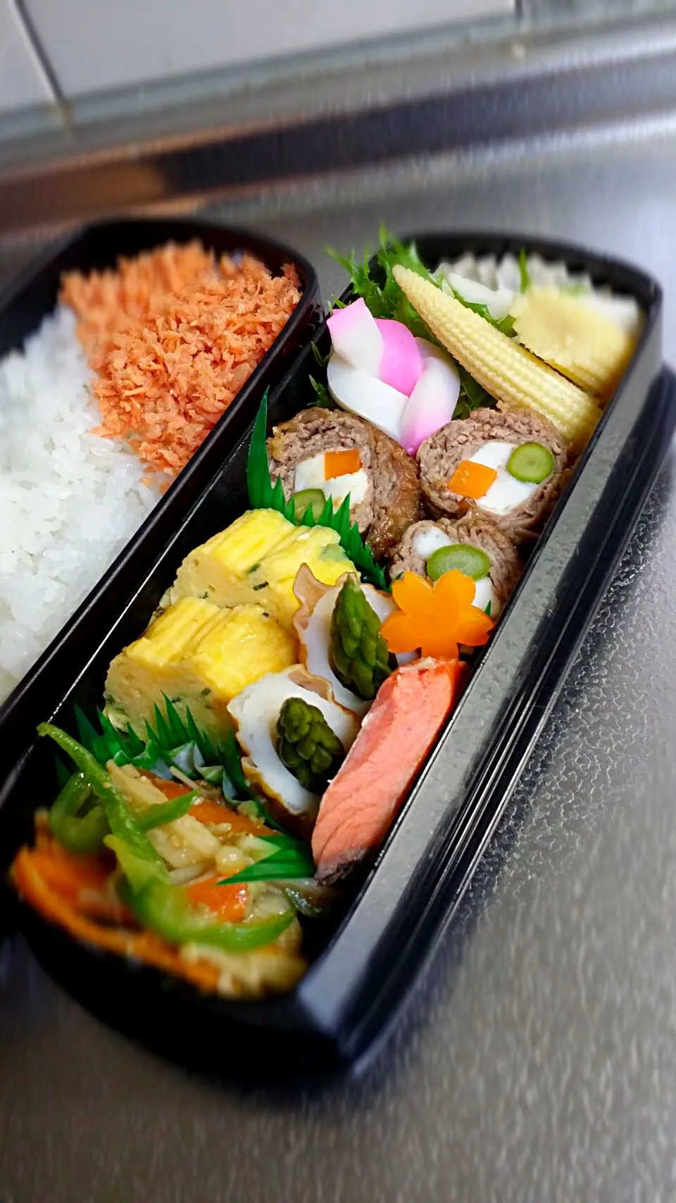 Snapdishの料理写真:《木曜日のお弁当》

・大根、かいわれ、シーチキンマヨ
・ネギ入だし巻き玉子
・はんぺん、アスパラ、人参の牛肉巻き
・パプリカ、えのき味噌ごま炒め
・鮭焼き

行ってらっしゃ〜💕|藤田 まり子さん