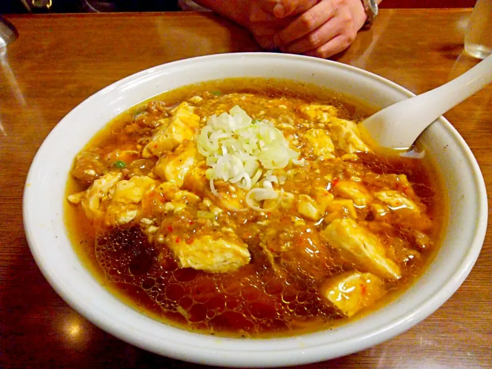 東興楼の麻婆麺を大盛りにしたら、200円アップで1036円になっちゃいました。
高くたって、この店の麻婆麺は、酒を呑んだ後の締めに食べたくなっちゃうんですよ。
身体に悪いと知りながら、止められない止まらない、カッパえびせんのような麻婆麺なんです(笑)
(*´∇｀*)|東京ライオンズさん