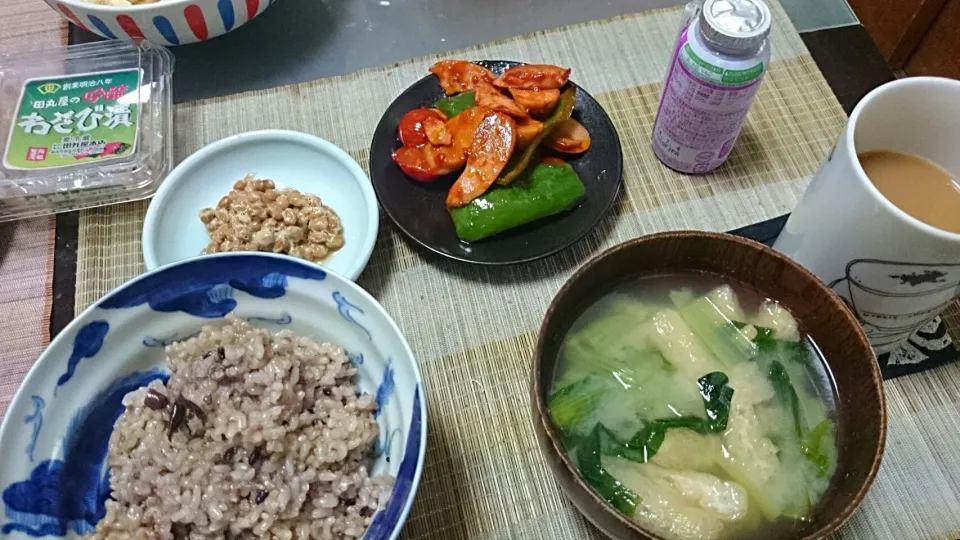 納豆＆魚肉ソーセージとピーマンのケチャップ炒め＆小松菜の味噌汁|まぐろさん