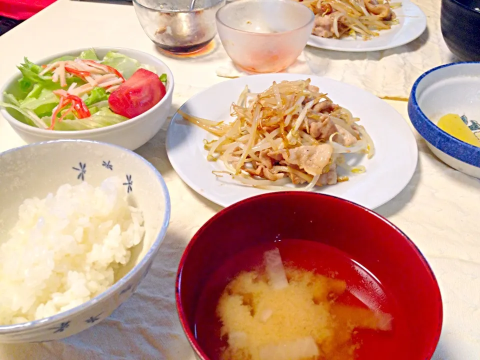 朝ごはん*豚もやし炒め、サラダ、お味噌汁|ひかるんさん