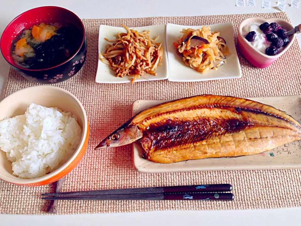 さんまの開き もやしの肉味噌炒め 切干大根 玉葱人参わかめ味噌汁|にゃろめさん