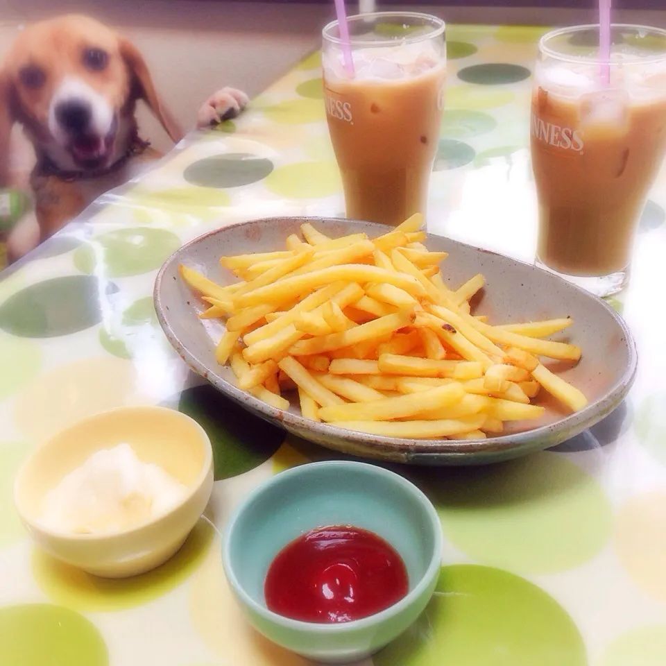 Snapdishの料理写真:山盛りフレンチフライとアイスキャラメルカフェオレと犬。|うさ爺さん